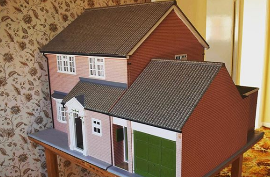 LeicsMuseums's tweet photo. We were busy posting about Volunteers Week on Friday, so here is #CURATORBATTLE ๐ฅ@YorkshireMuseum
This week is #InterestingInteriors and whatโs so interesting about this suburban dining room, you may wonder?
#interiorhistory #dollshouse #museumfromhome #staysafe https://t.co/7pugR38QNX