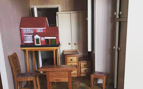LeicsMuseums's tweet photo. We were busy posting about Volunteers Week on Friday, so here is #CURATORBATTLE ๐ฅ@YorkshireMuseum
This week is #InterestingInteriors and whatโs so interesting about this suburban dining room, you may wonder?
#interiorhistory #dollshouse #museumfromhome #staysafe https://t.co/7pugR38QNX