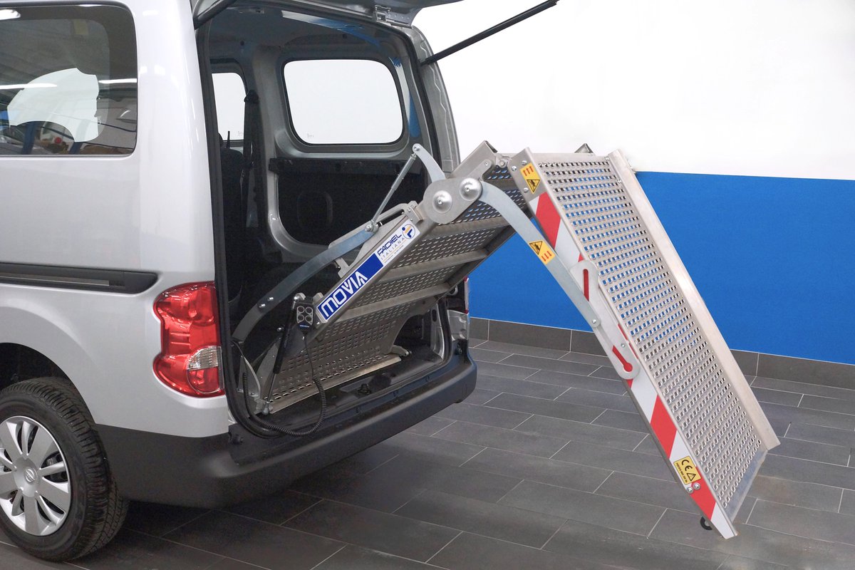 RAMPAS ELECTRÓNICAS: disponemos de una gama propia de rampas de aluminio automatizadas. Con mandos a distancia. Una ayuda perfecta para estas soluciones de acceso. Además, al ser fabricantes, disponemos de varias medidas.. #accesibilidad #discapacidad #soluciones #rampas