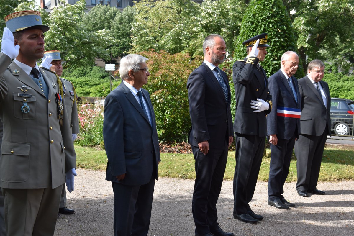 Prefet88's tweet photo. Le Secrétaire Général de #pref88 a présidé en présence d’élus des autorités civiles et militaires la journée d’hommage aux morts pour la France en Indochine.
Le Secrétaire Général a lu le message de la Secrétaire d’État de la Ministre des Armées et procédé à un dépôt de gerbe. https://t.co/8s5fIlTrdI