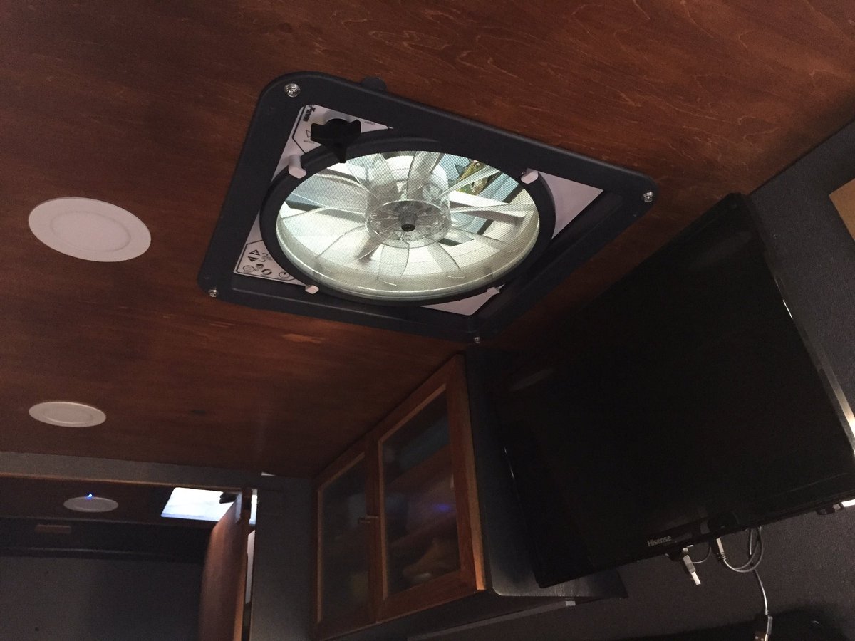 Y家 休日はマックスファン ベンチレーター 用のシェードを作りました 端切れや余りものを使ったので材料費は無料 Diy 自作キャンピングカー