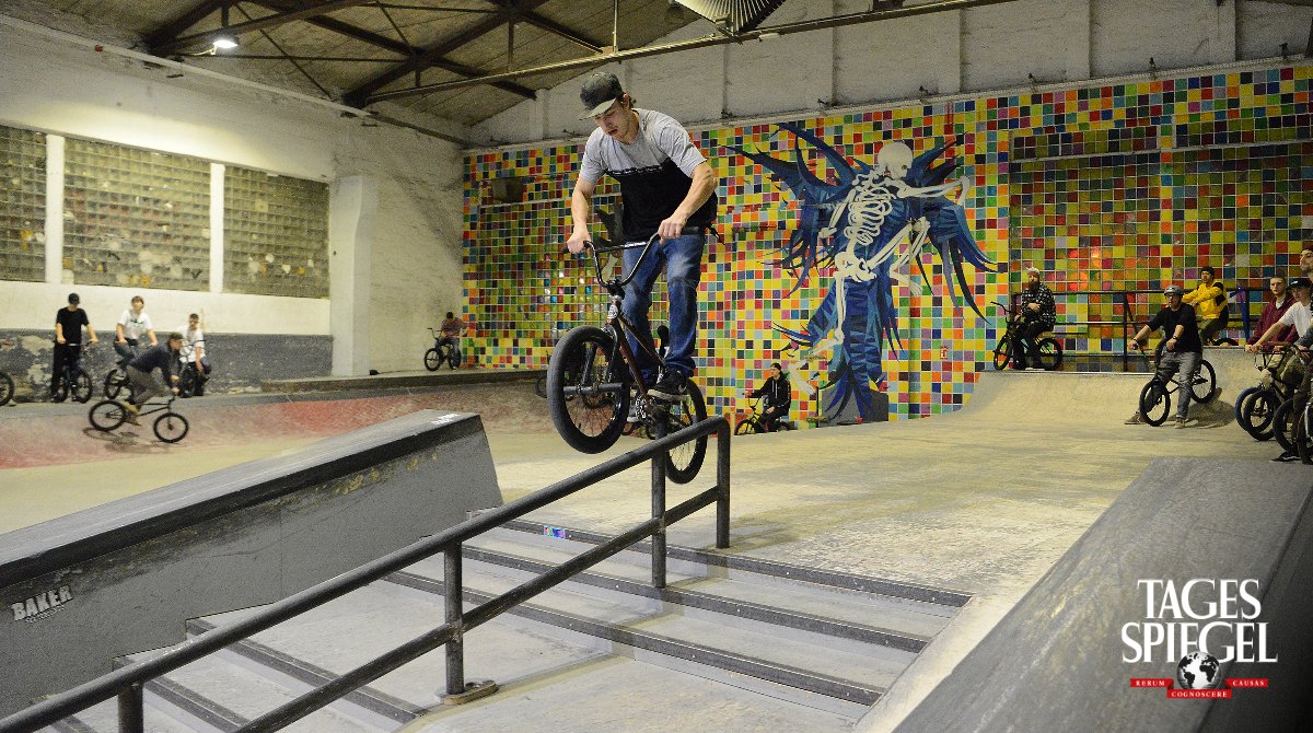 TspFoto's tweet photo. Grinden, springen, stürzen: #BMX ist eine Trendsportart in Berlin. Lara Lessmann ist Berlinerin und Deutschlands Medaillenhoffnung, wenn BMX 2021 das erste Mal bei der Olympiade dabei ist. Den ganzen Artikel mit Fotos von Mike Wolff heute im @Tagesspiegel: https://t.co/Dmdf5VRrS1 https://t.co/nLUc6JH4se