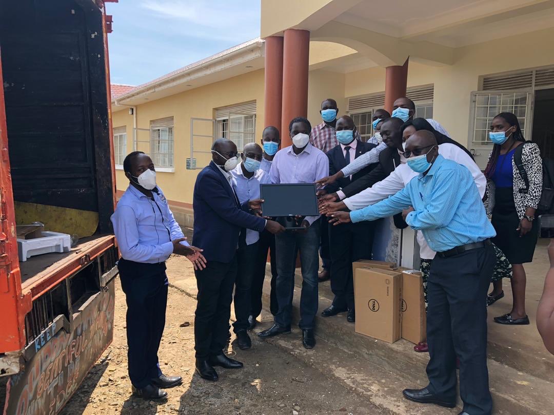 Edward Bichetero head #HealthInformationSystems at @MakSPH #METSProgram handing ICT equipment to Bunyangabo District Local Government represented by the CAO Mr. David Tweheyo to support Point of Care (#POC) implementation at Kibito HCIV
@MinofHealthUG @ProfNawangwe @WilliamBazeyo