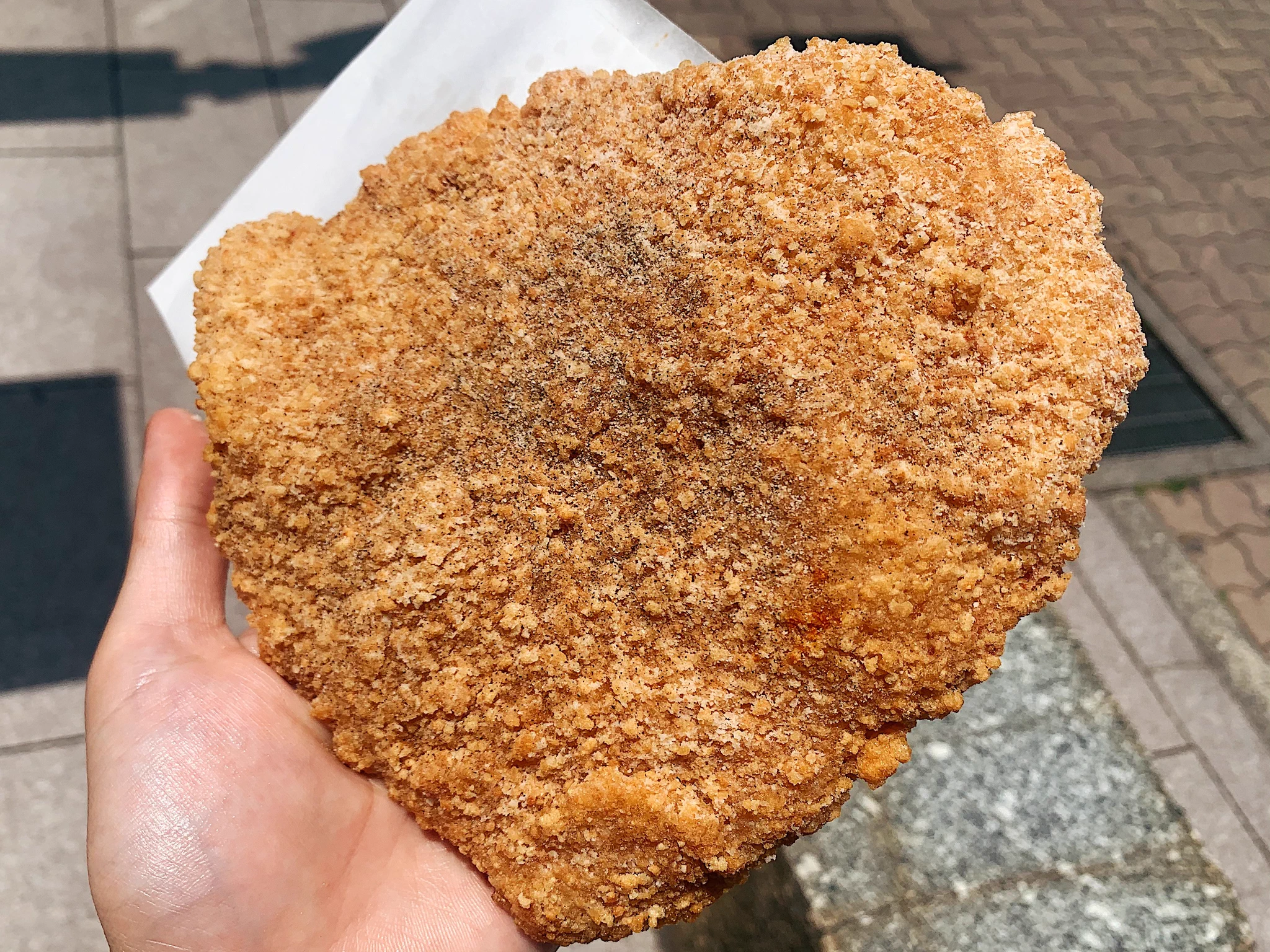 豪快にかぶりつきたくなる！？片手では収まらない巨大唐揚げ！