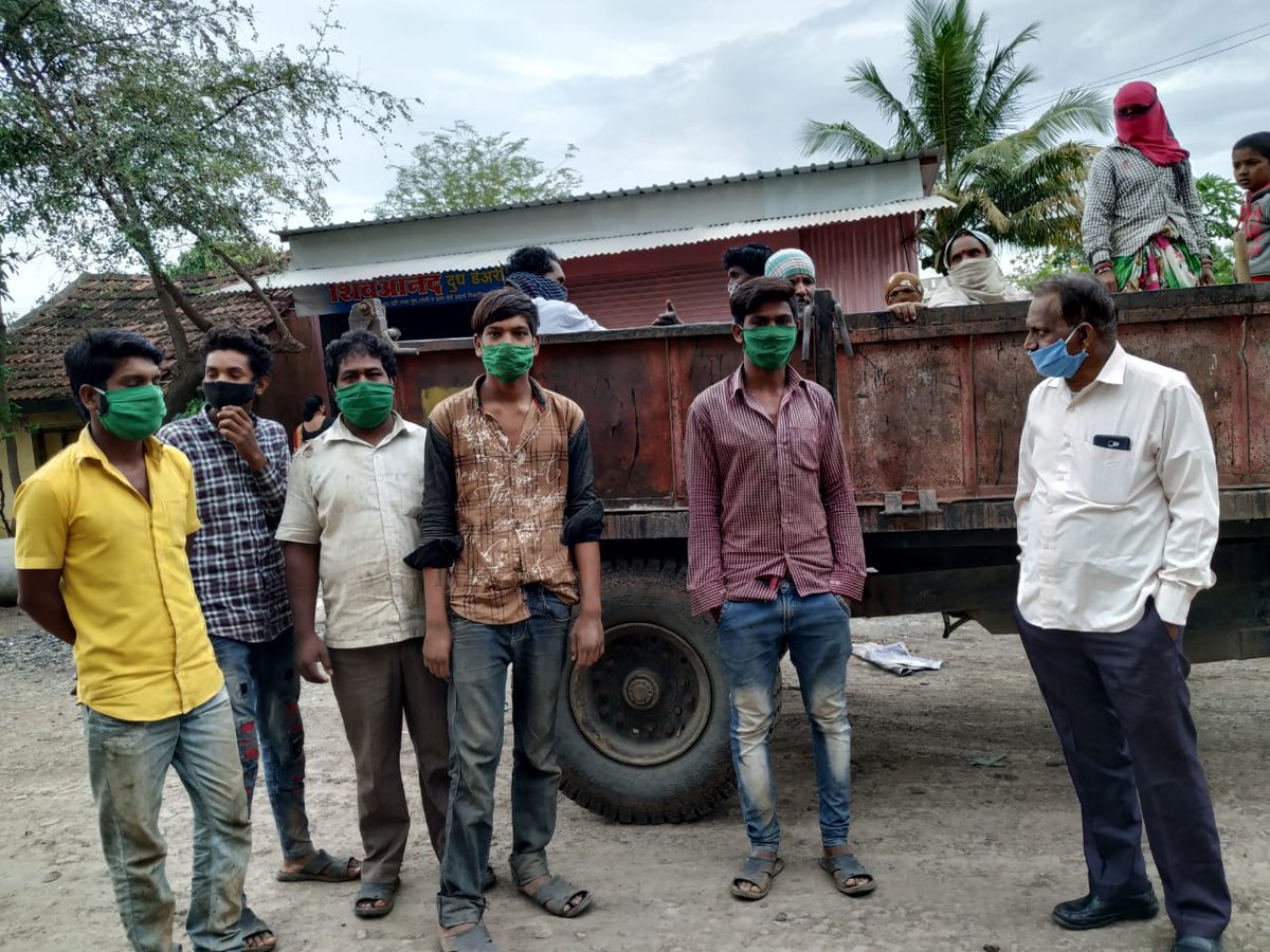 UNICEFIndia's tweet image. #JeevanRath is providing food and assistance to road construction workers in Nashik. Volunteer Jeevan Sathis listened to the workers problems, convinced them not to travel on foot, ensured their wages and are advocating for travel arrangements to get them to Rajasthan safely.
