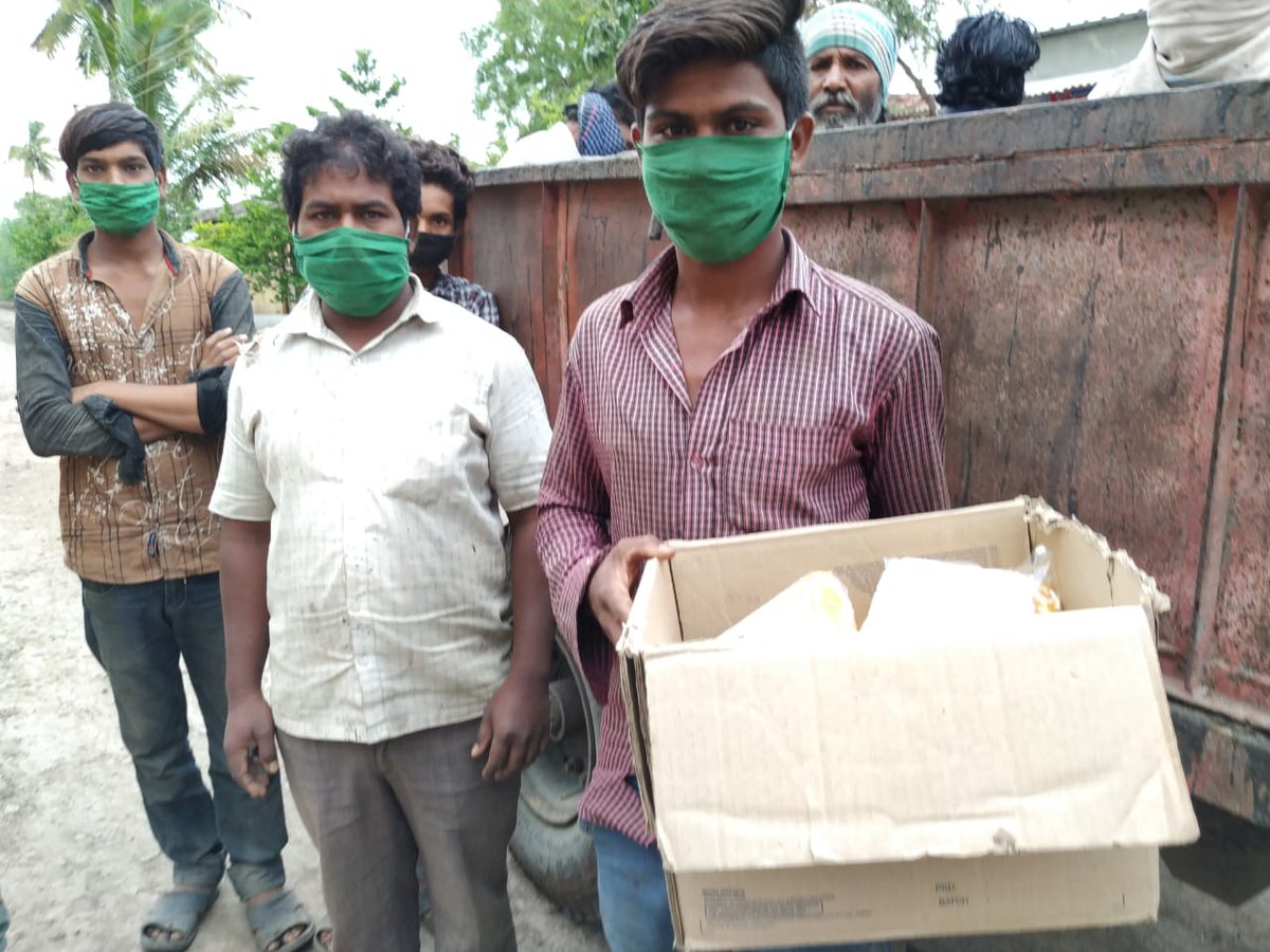 UNICEFIndia's tweet image. #JeevanRath is providing food and assistance to road construction workers in Nashik. Volunteer Jeevan Sathis listened to the workers problems, convinced them not to travel on foot, ensured their wages and are advocating for travel arrangements to get them to Rajasthan safely.