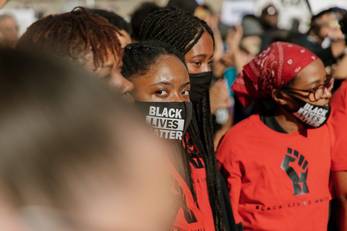 kerhaamor's tweet photo. it's important to remember that it wasn't the government or some big international organization that rallyed all of us in Winnipeg. it was our YOUNG BLACK WOMEN who stood up and led the charge. this thread highlights them #JUSTICE4BLACKLIVESWINNIPEG #BlackLivesMatter https://t.co/LyDN7XAgRh