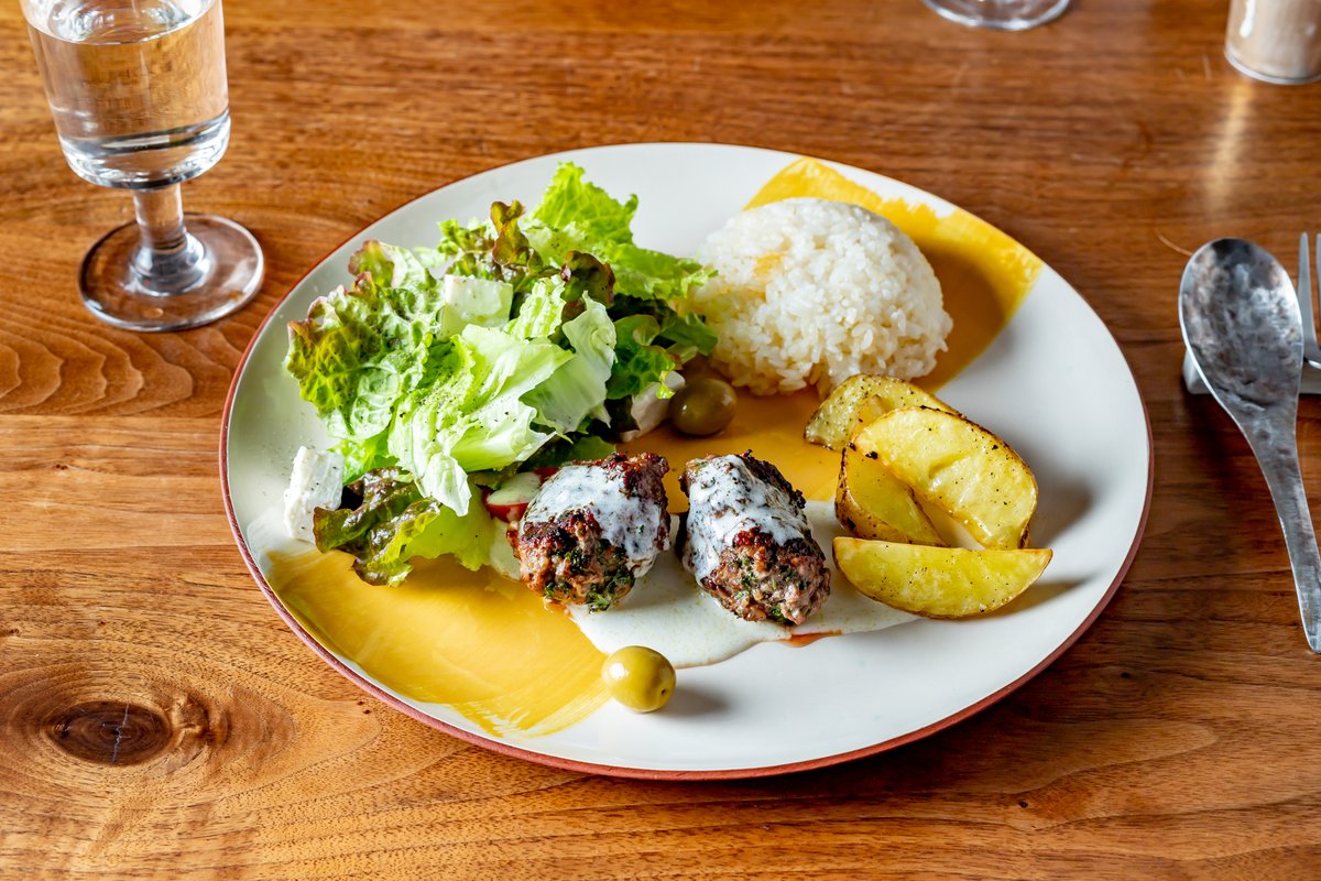 Uzivatel ぶち猫 Na Twitteru ラムのキョフテ トルコ風スパイシーな肉だんご ローストポテト フェタチーズのサラダ ピラウ バターライス オリーブ 今日は唐突なトルコ風ごはん キョフテは 刻みパセリ クミン コリアンダーと黒胡椒入り 手で叩いたので