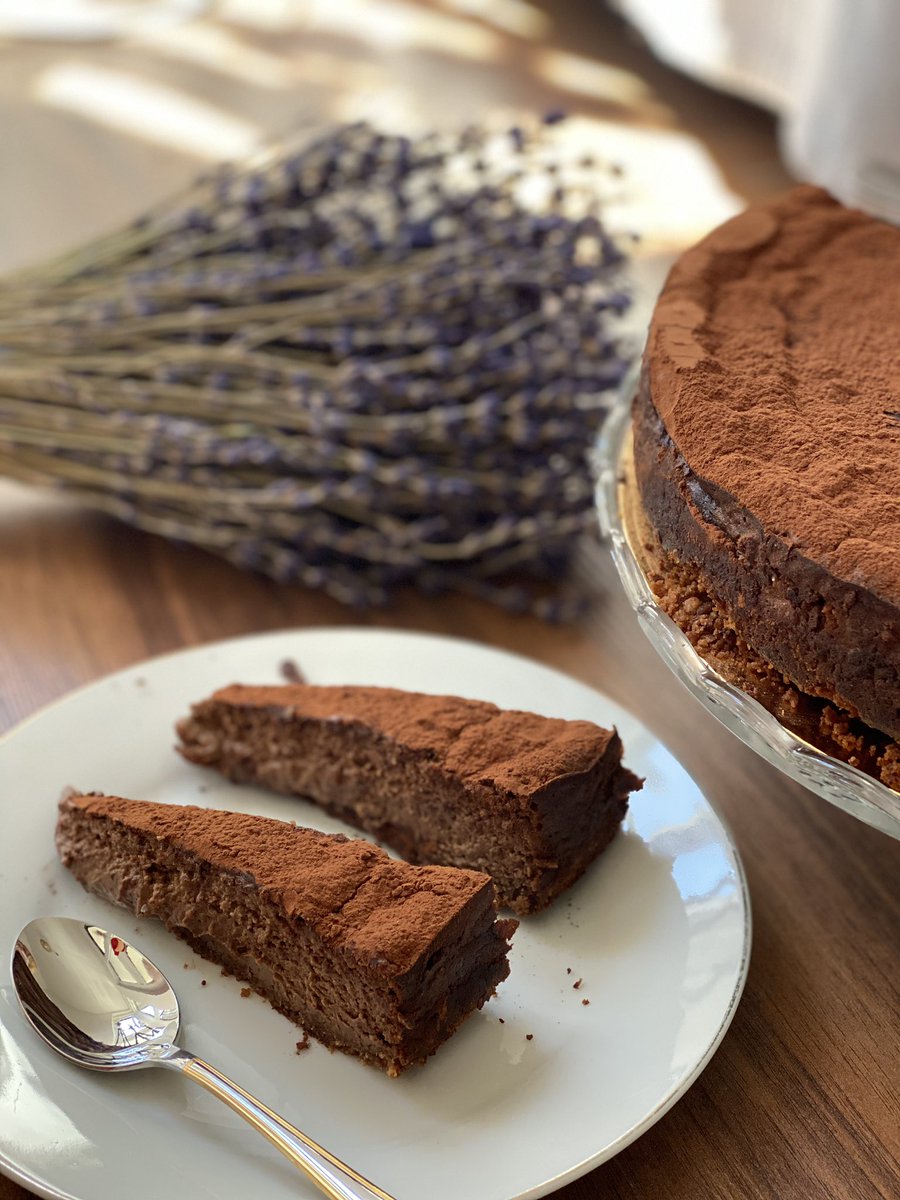 De postre... 🍫tarta de cacao y choco al 70% 🍫 de <a href="/clarapvillalon/">Clara P. Villalón</a> 👉🏻 instagram.com/p/CBF1whKJmBO/…