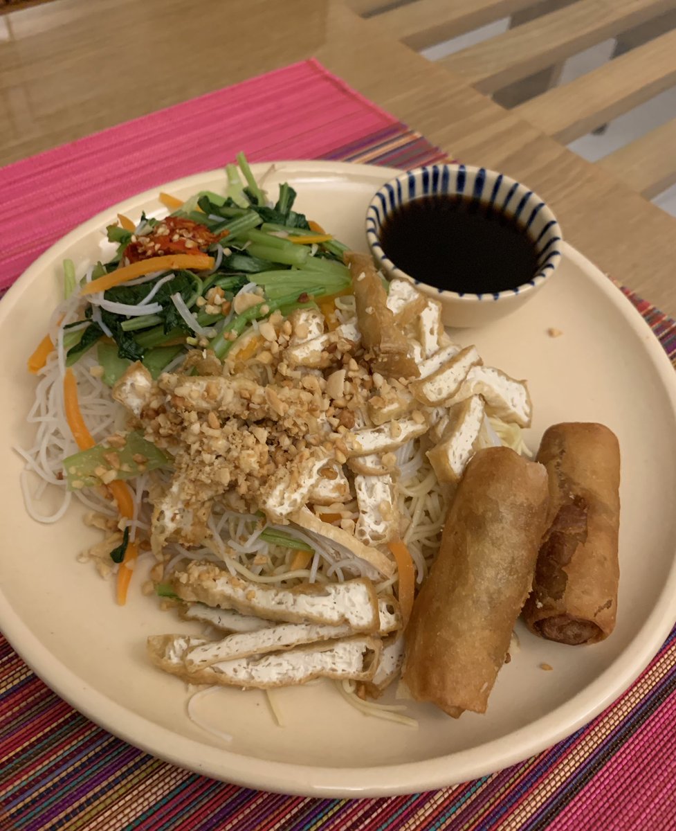 yuyuyuuu32's tweet photo. 屋台ごはん🍀
bun xao
30,000vnd(約150円)
細めのブンと卵麺のミックス。
ベジタリアン用の屋台だったので、肉っ気はありませんが、揚げ春巻き付きでボリュームあり✨
#saigon
#屋台ごはん
#take_out https://t.co/JQZpzli7HS