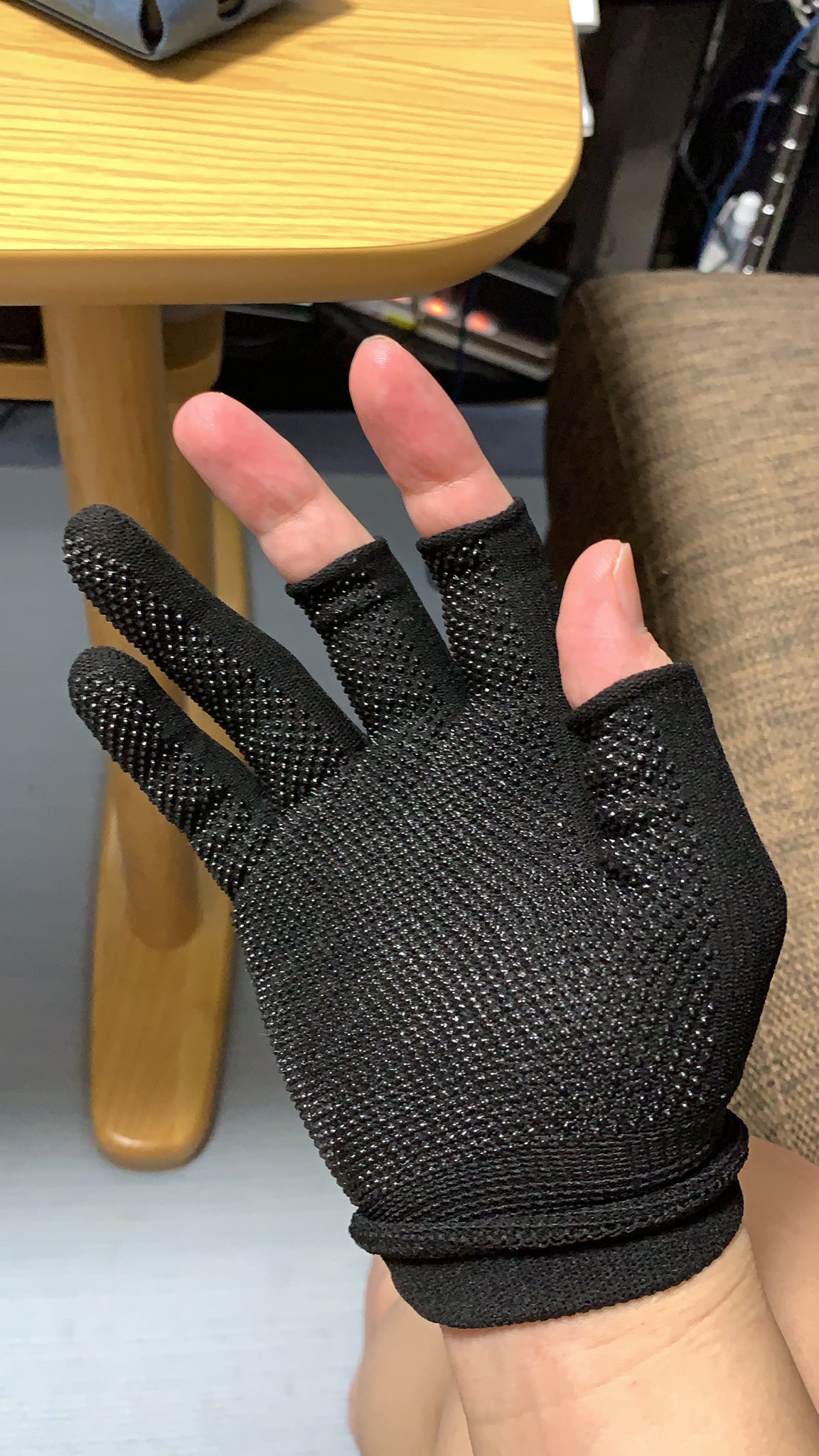 きのこ あでん 最近手汗がマジで酷いので ゲーム用にこんな厨二全開の作業用手袋買った 100均 T Co Srvjrk1acg Twitter