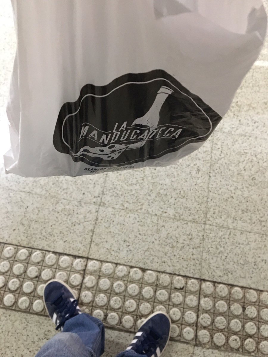 Tesoros queseros de la #manducateca de #Bilbao buena atencion, mega profesionales y material de primera!!! No hay pandemia que pueda con ellas! Tienda a tope! #muyrecomendable