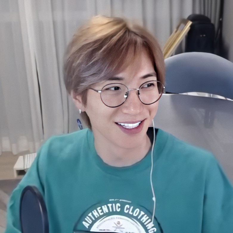 leeteuk with specs 😩✊🏻