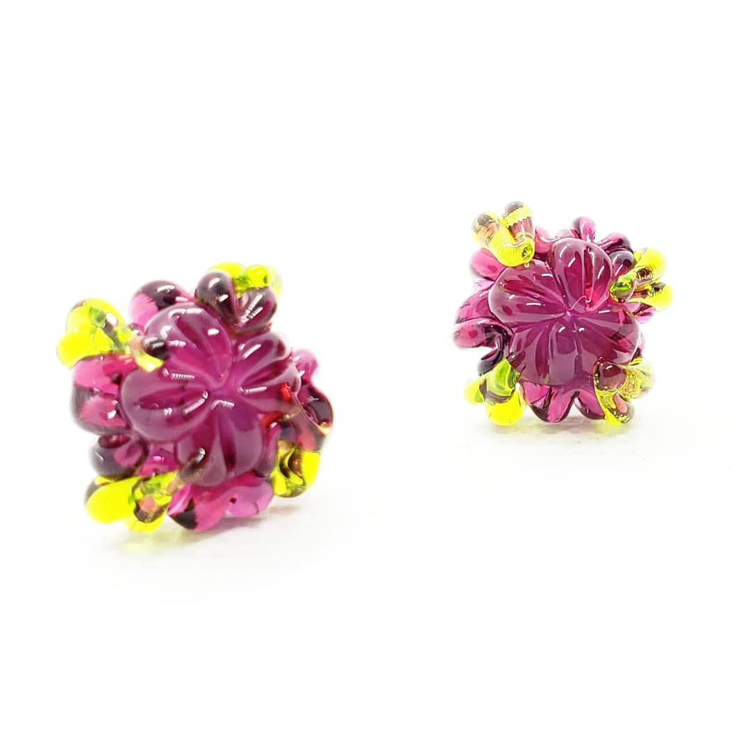 BeadsNl's tweet photo. A new take on the berry luscious studs 😍🌺💗#softglass #girlsthatworkglass #glassofig #glassart #madeinnewfoundland #lampworking #beadsofig #madeinnfld #beadsbytheseanl #stjohnsartist #etsyseller #etsystjohns #etsycanada #etsyfinds #glassberry https://t.co/hZkAEgIPzN