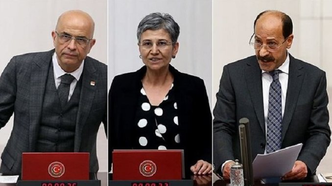 PeyamakurdKrd's tweet photo. Parlementerên Kurd şandin girtîgehê û yê tirk şandin hepsa malê
#Berberoglu #Guven #Farisogullari
https://t.co/qeqM1E8Rjg https://t.co/HsJNnDZLZx