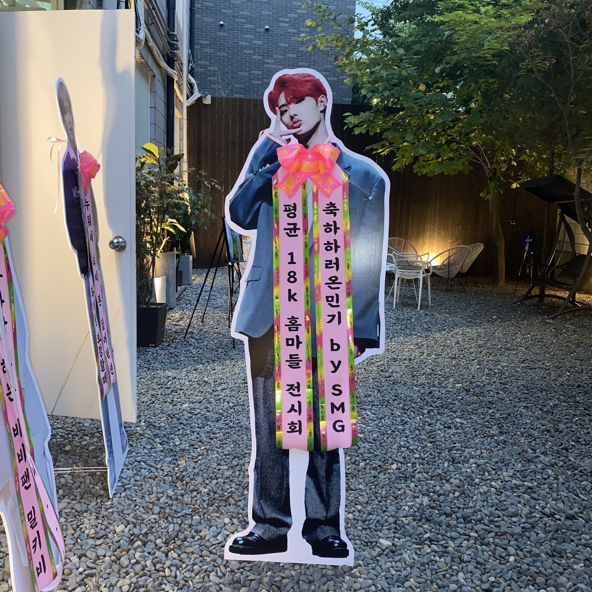 칭구들 전시회에 축하하러 온 민기 ㅎㅎ 를 데려가실 분을 찾습니다 ~! !

내일 카페 스밍스튜디오 8시 전까지 직접수령 가능하신 분 RT 해주시면 추첨을 통해 밍기 등신대를 드립니다 ! !   ❤️

#ATEEZ #THEBOY_WELOVE