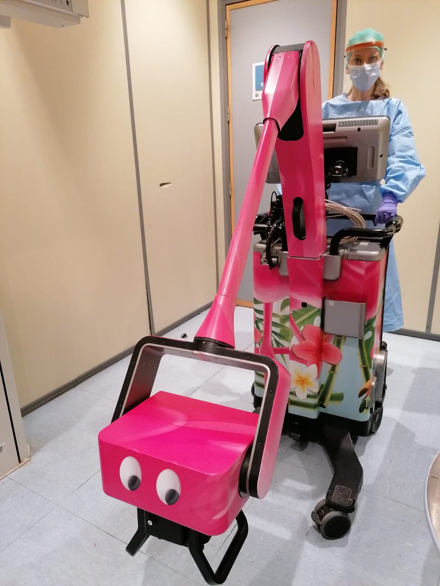 HospitalUVRocio's tweet photo. 🤖 ¡Os presentamos a nuestro nuevo compañero, Mr. Film! Va a ser el encargado de hacer las pruebas de rayos en Neonatología para que nuestros bebés no tengan que salir de la Unidad. 
¡Muchas gracias a Fujifilm por ponerle así de guapo!💇‍♂️ https://t.co/SfFE2YEHUX