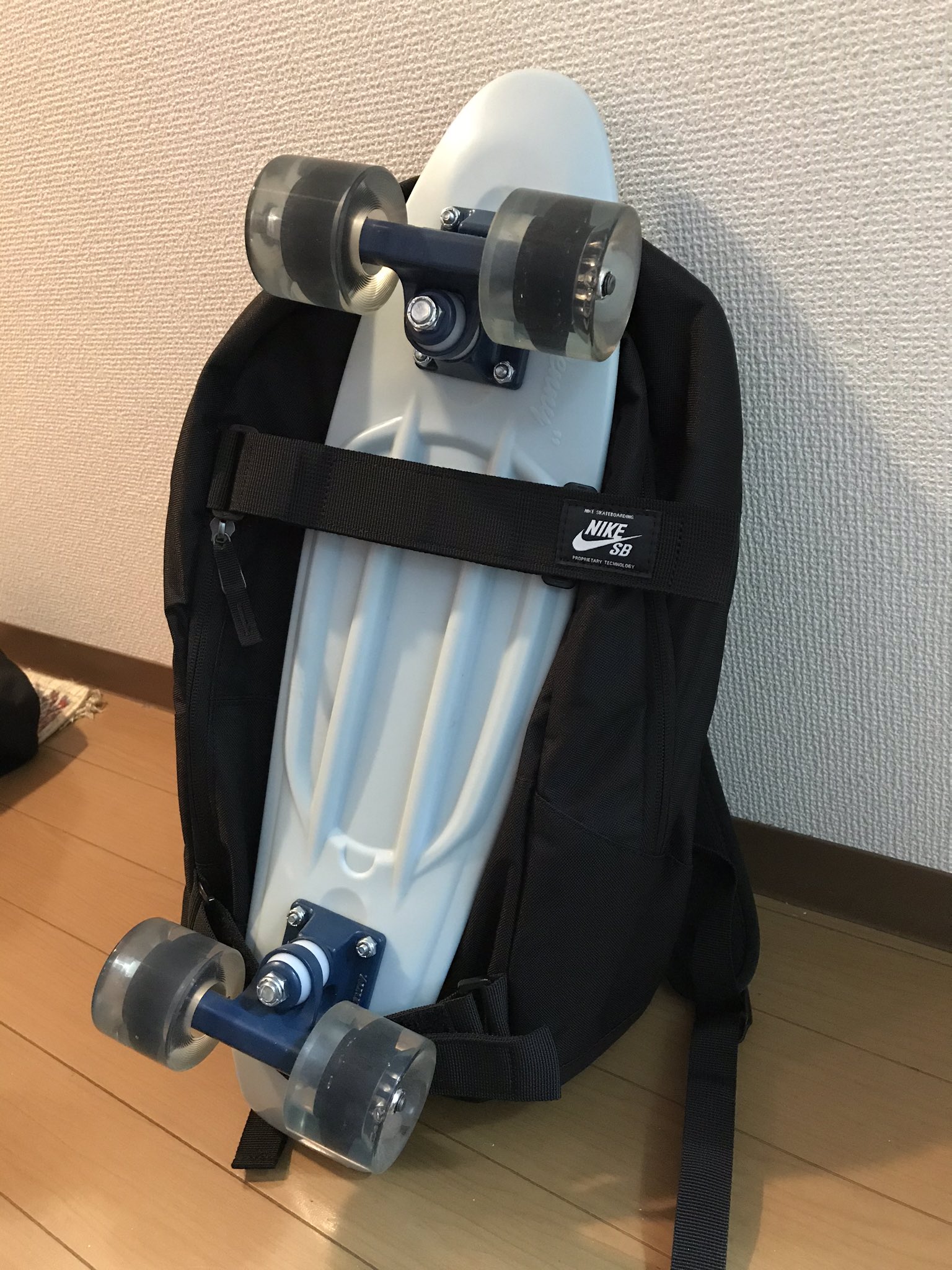 Masa ナイキsbのリュック買ってみました スケボー固定用のマジックテープが付いているのでミニクルーザーも持ち運び出来ます 早速 試しにペニー固定してみました ナイキsb リュック Penny Masa ナイキsbのリュック買ってみました スケボー固定用のマジックテープが付いているのでミニクルーザーも持ち運び出来ます 早速 試しにペニー固定してみました ナイキsb リュック Penny