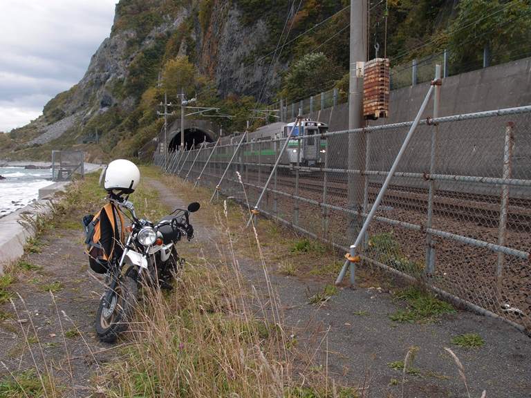 100ccライダー 函館本線 銭函 朝里間の海岸 恐らくここには釣りをする方以外は来ないでしょうけど やろうと思えば線路際でｂｂｑが出来る