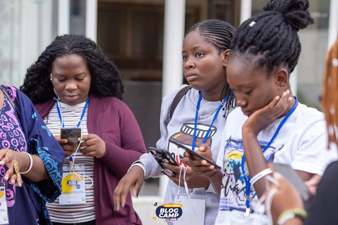 Pamela_Allavo's tweet image. Ce matin en faisant mon activité physique, mes pensées se sont envolées vers la randonnée pédestre du #BlogCamp228 à Défalé. Ce n'était pas facile mais le plaisir y était.