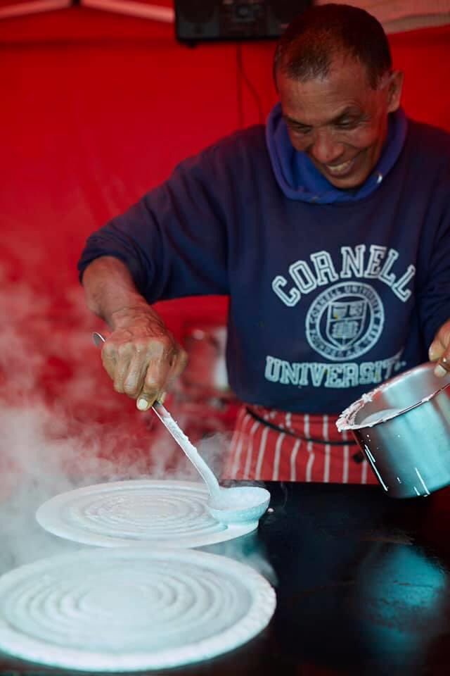 Serving masala dosa today at #Totnes Market! Come and say hi.

What you’ll get: 
- A healthy home cooked vegan meal
- A warm Sri Lankan smile and a chat
- 50p of your meal when you bring a reusable plate and cutlery
- Able to see the pancake being made 

📷 <a href="/workinginfood/">Andrew</a>