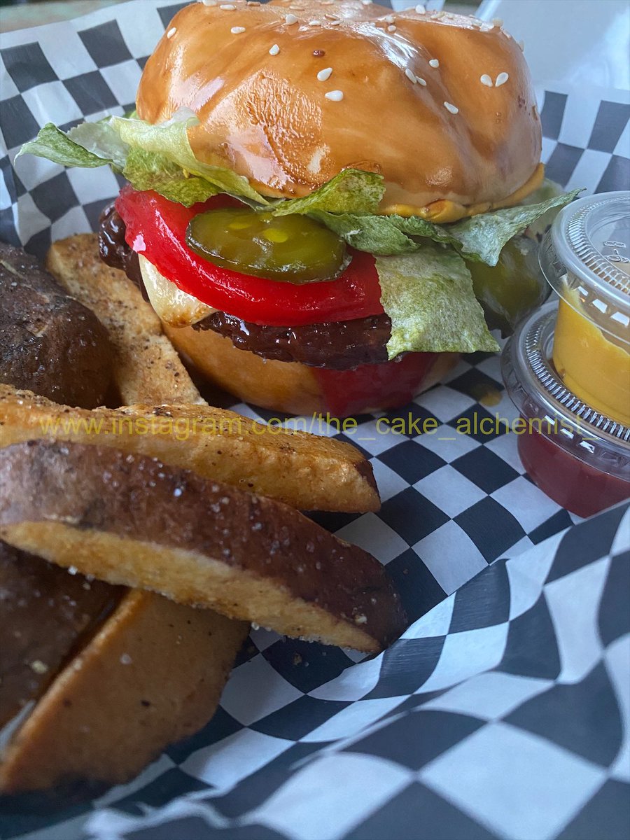Cake_Alchemist's tweet photo. I truly have no idea how to Twitter. But here’s a cheeseburger cake I made today, complete with sugar cookie French fries. #yesitscake #hyperrealism #cakedecorating #cake https://t.co/bu57rjxQJe