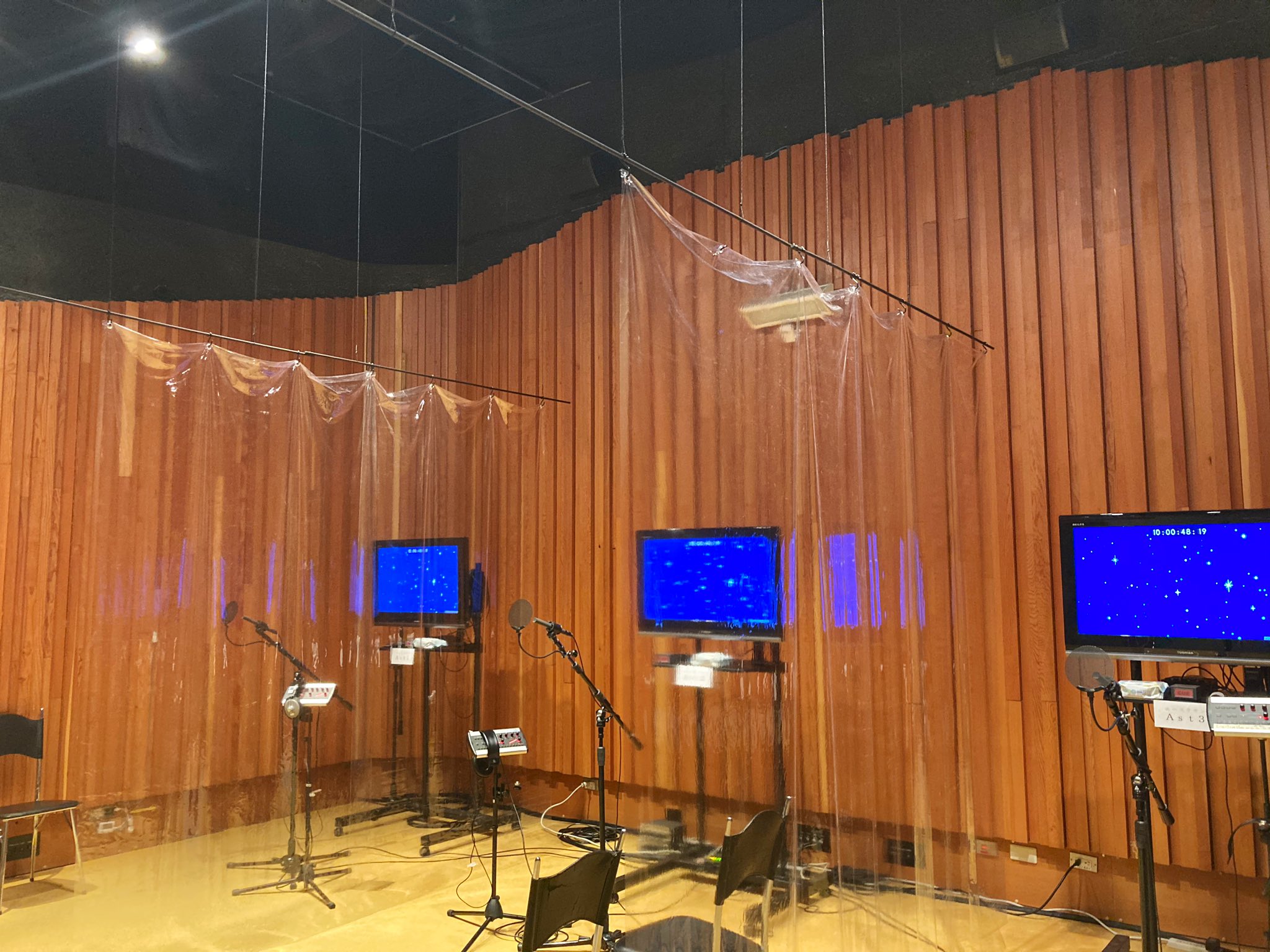 三石琴乃 マイクとマイクの間にビニールカーテンが設置されたアフレコスタジオ スタッフに感謝 アニメや外画吹き替えは 個別収録や少人数収録で動いてきてます レギュラー番組だといない役者の声もちゃんと聴こえてくる 丁丁発止と台詞のやり取りが