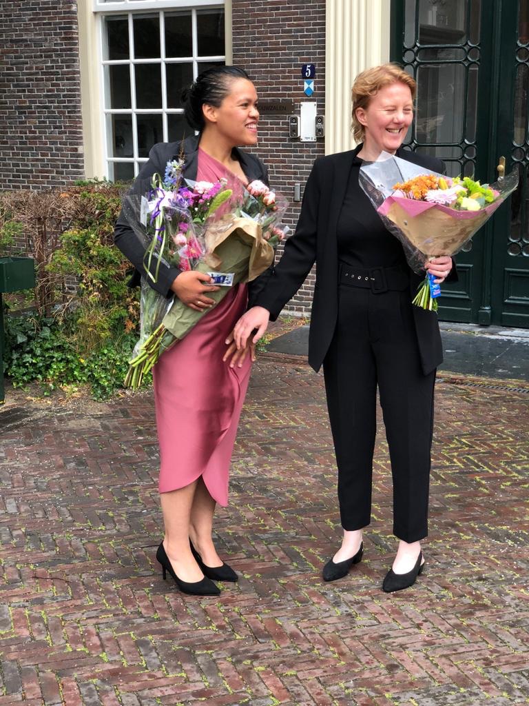 BonMarijn's tweet image. We kregen een relatie een paar dagen na mijn diagnose Asperger (autisme). ‘Je wordt vast gek van me’, zei ik. ‘Nee’, zei @RogueChan, ‘ik ben gek óp jou.’ Donderdag werd zij mijn vrouw. ❤️ #getrouwd 👩‍❤️‍👩