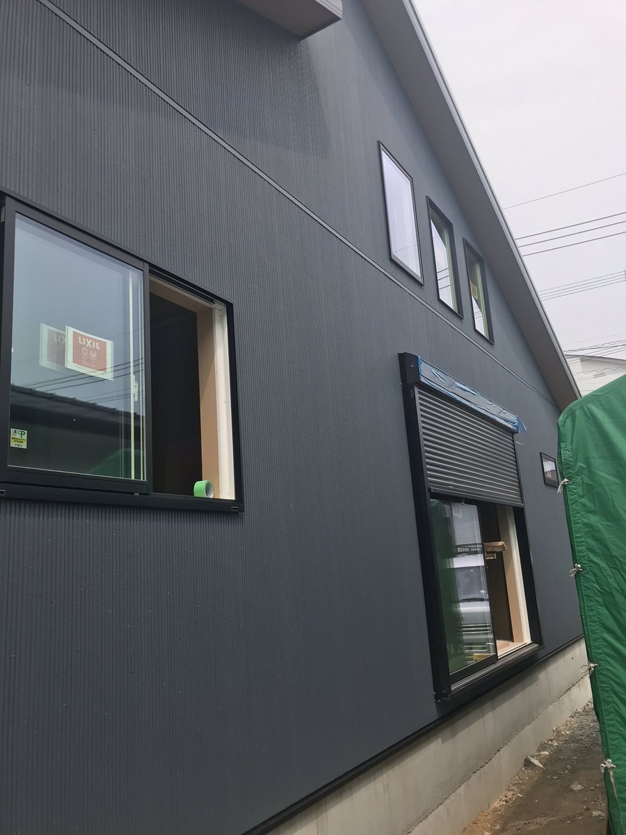 やーひー マイホーム建築中 雨樋工事も終わり ついに足場が外れて全体の姿があらわに サイディング をモダンスリットにしたのは正解だったな サイディングが縦張りだから雨水も流れやすくてコーキングも少なくて済む よいよい やーひー マイホーム建築中 雨樋工事も終わり ついに足場が外れて全体の姿があらわに サイディング をモダンスリットにしたのは正解だったな サイディングが縦張りだから雨水も流れやすくてコーキングも少なくて済む よいよい
