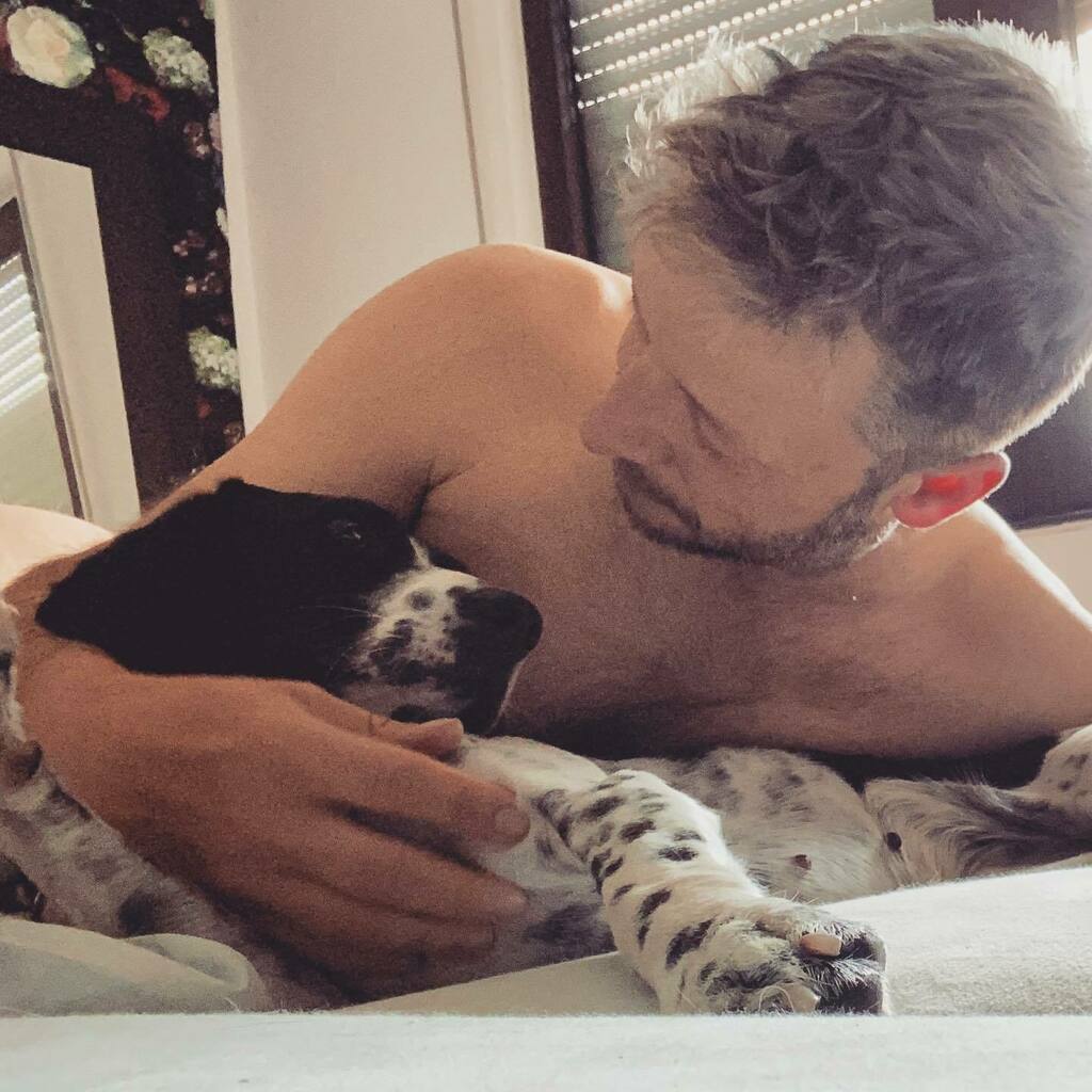 helloSt3phan's tweet image. Good morning! It’s Saturday! Cuddle time! 
Have a great day everyone 😍
.
.
.
.
.
.
#gaysanddogs #gaydogdad #pointersofinstagram #gayguy #scruffygay #gaycuddlebuddy instagr.am/p/CBFctLioKMN/