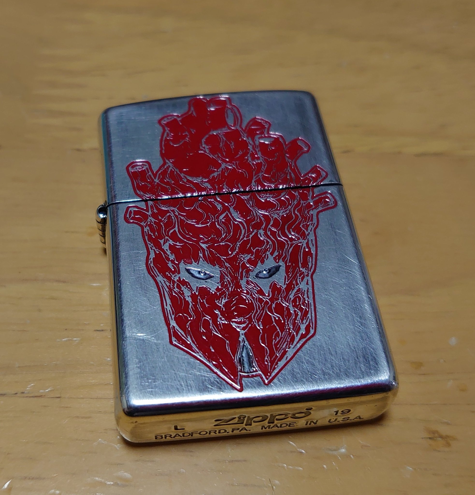 人妻 V Twitter マンガ ドロヘドロ のメインキャラクター 心 さんデザインのジッポーライター ヘアラインと言えば聞こえはいいが どう見てもただの擦り傷なので磨いて参ります