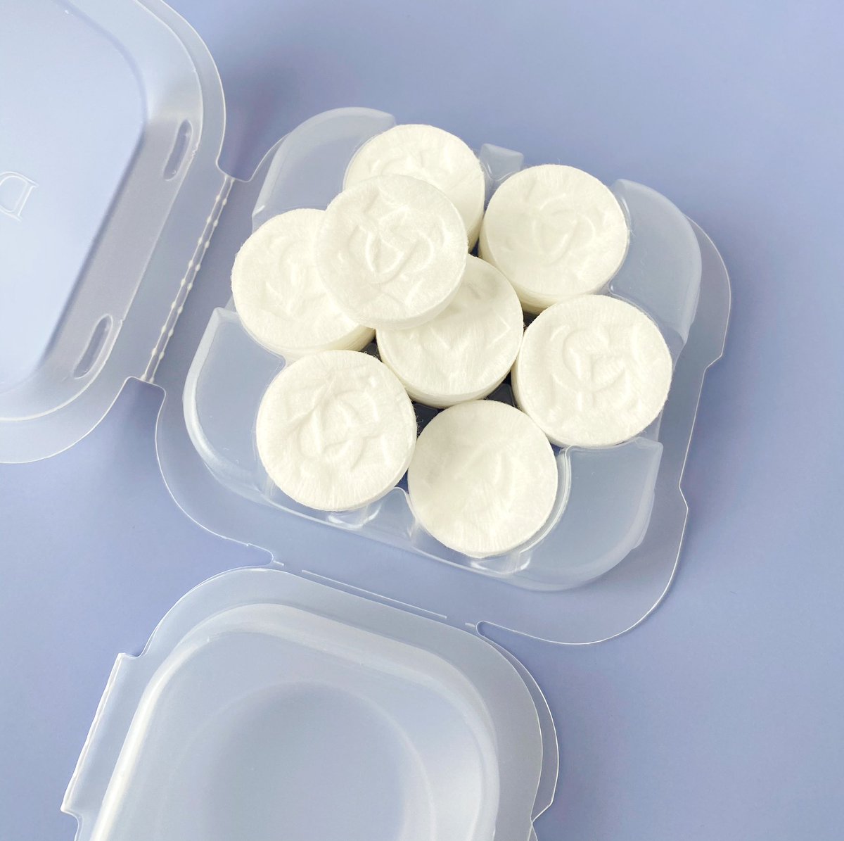 他社のコインマスクをいくつも買ったけれど２年以上ずっとナンバーワンなのはコスメデコルテのローションマスク。化粧水の量は結構要る。でもその分マスクの厚みはしっかりしていてホールド力とフィット感がある！小顔になれる⁉︎ミストをかけてグイッと顔に貼りパック  ...