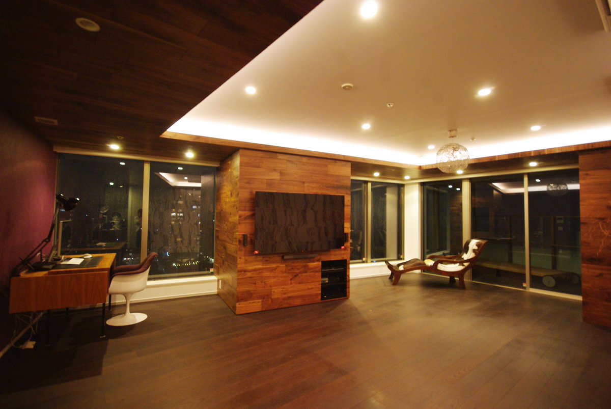 株式会社フレームス A Twitter フレームス デザイン事例 大きな窓から見える夜景に合う 大人感ある色合いの羽目板は アメリカンブラックウォールナットの無垢材に艶消しウレタンクリア塗装を施したもの チーク マホガニーと並ぶ 世界三大銘木と言われている最