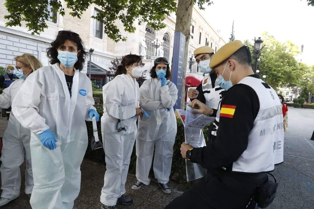 Defensagob's tweet photo. #OperaciónBalmis
Unos 441militares despliegan hoy en 13 localidades, junto a 254 efectivos de asistencia sanitaria, para hacer frente al #COVID19. Un día más, nuestras Fuerzas Armadas siguen trabajando allí donde se las necesita.
#EsteVirusLoParamosUnidos 
#JuntosPorUnFuturoMejor https://t.co/15x4BhesN8