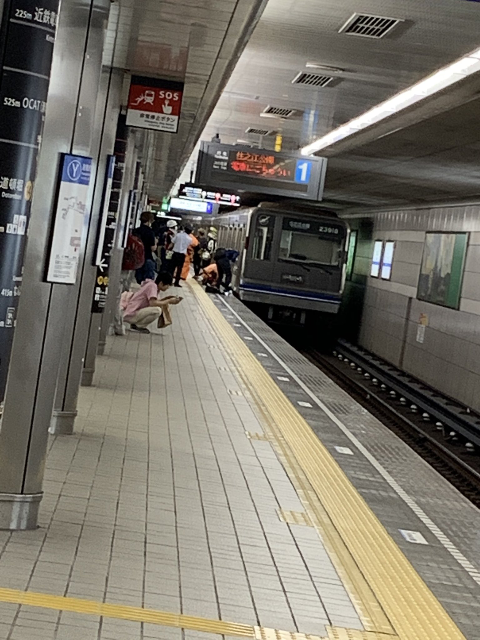 なんば駅の人身事故で救護活動している画像