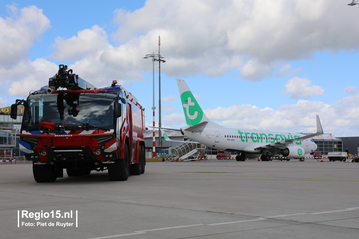 regio15's tweet photo. Vandaag zijn de nieuwe crashtenders van de luchthavenbrandweer van Rotterdam The Hague AirPort officieel in gebruik genomen. https://t.co/Qe4sbrZsWX