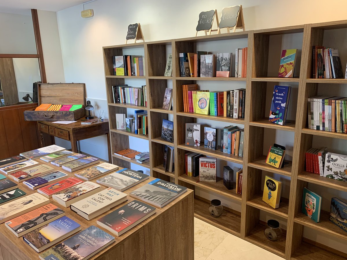 Ha arribat el dia! Tot i les dificultats del moment, El Tinter obre avui les portes. Esperem que per molts anys puguem ser un espai de cultura, lectura i, per tant, de llibertat.