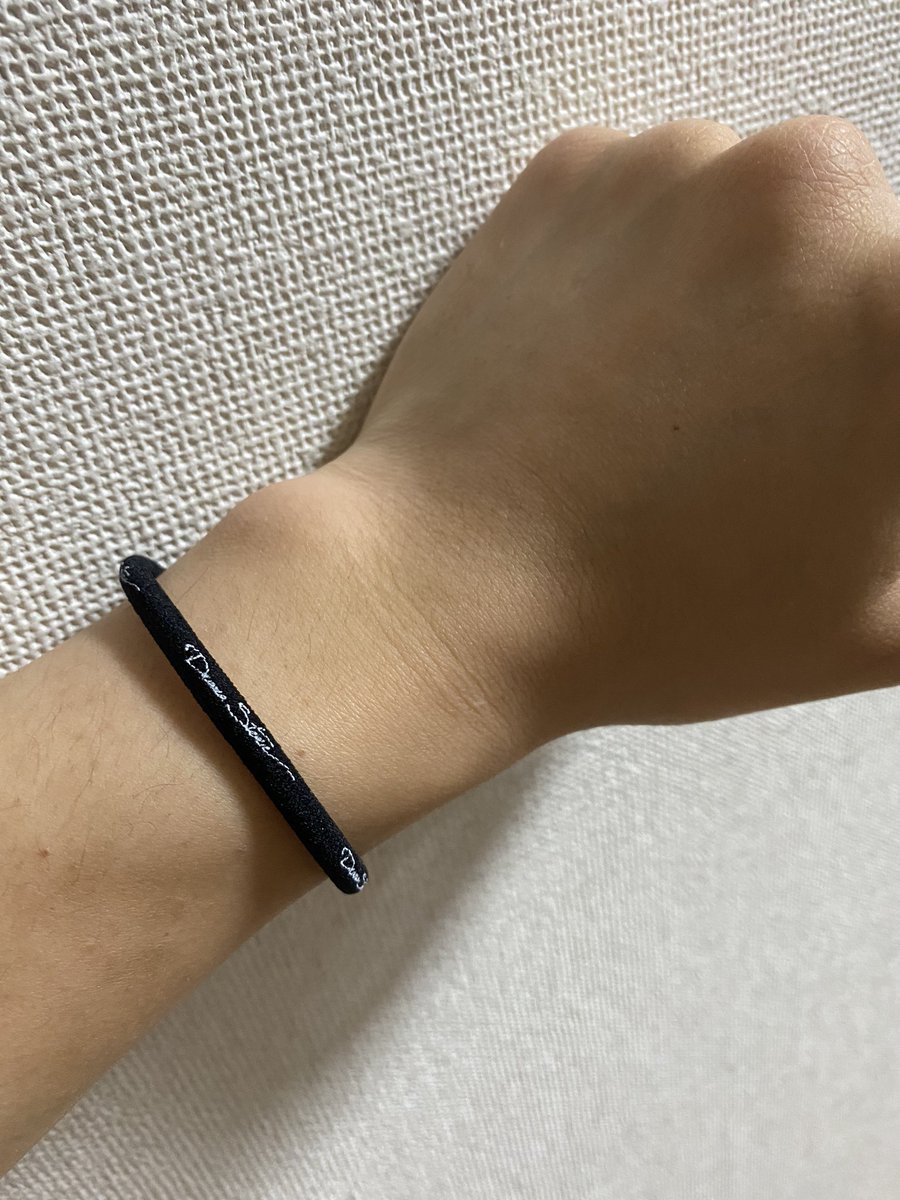 かずや ドラマストア No Twitter ヘアタイめちゃオシャじゃね 髪くくるのはもちろんやけど メンズは腕に付けるだけでもいい感じよ ペンはこれ消せるボールペンのやつよ オレの学生時代こんなんなかった よな かっこいい 勉強捗りそう 勉強せんけど