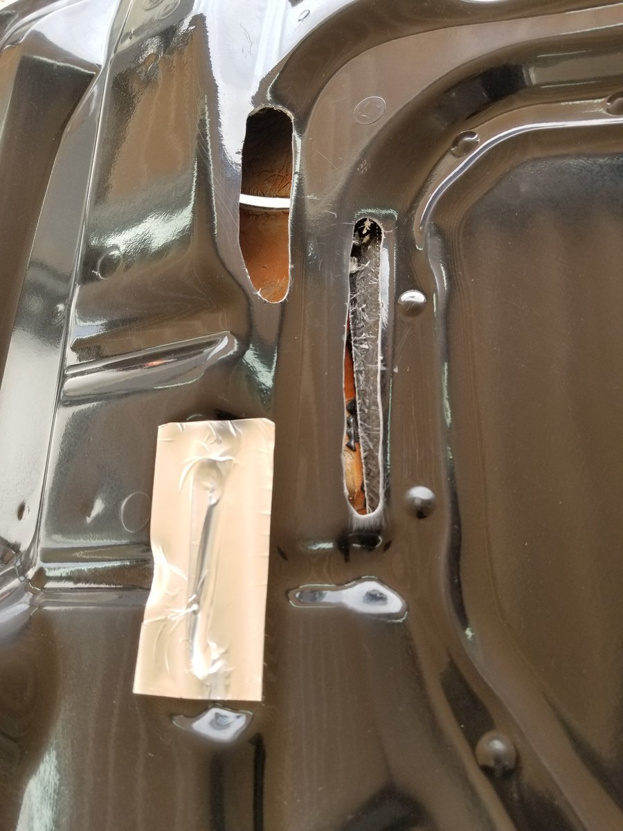 Kazu オレンジハッチ 5回 ボンネット外したついでにダクト裏に穴あけた 雨が直接入らないけど熱は抜けそうな位置にあけました 実際どうかは知らんけどw