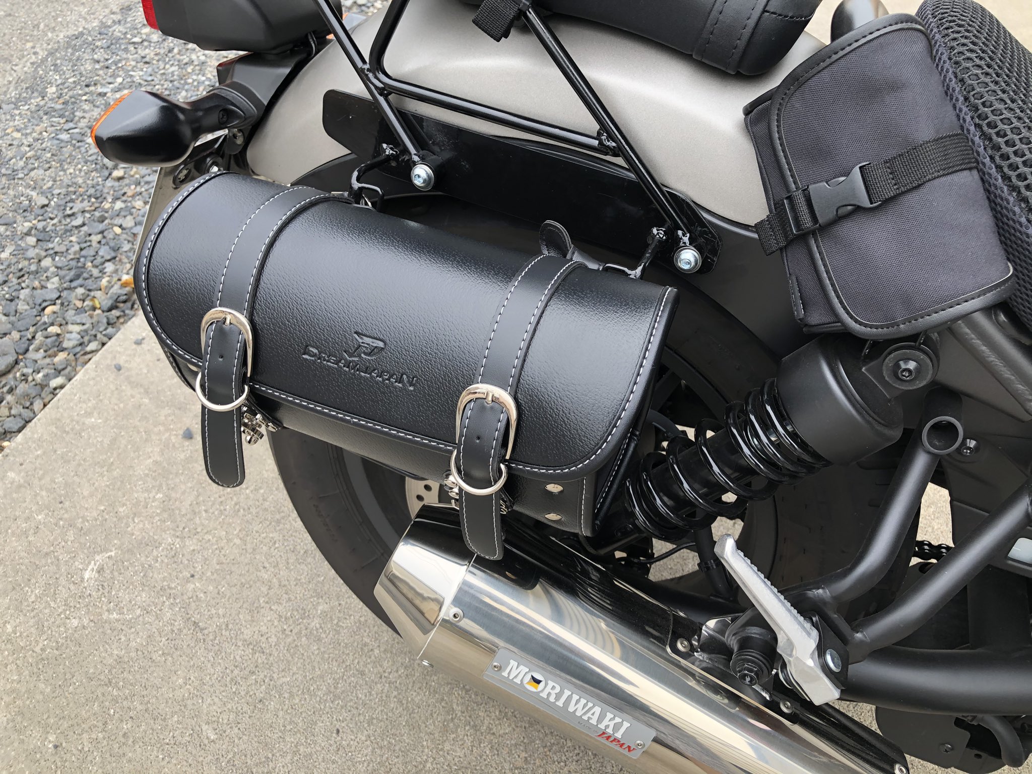 なべたく55 在 Twitter 上 余ってる鋼材使って 右側のサイドバッグサポート作りました 小さめのバッグ付けて工具入れに Reble250 レブル250 Diy サイドバッグサポート バイク カスタム T Co 6otej1yxeo Twitter