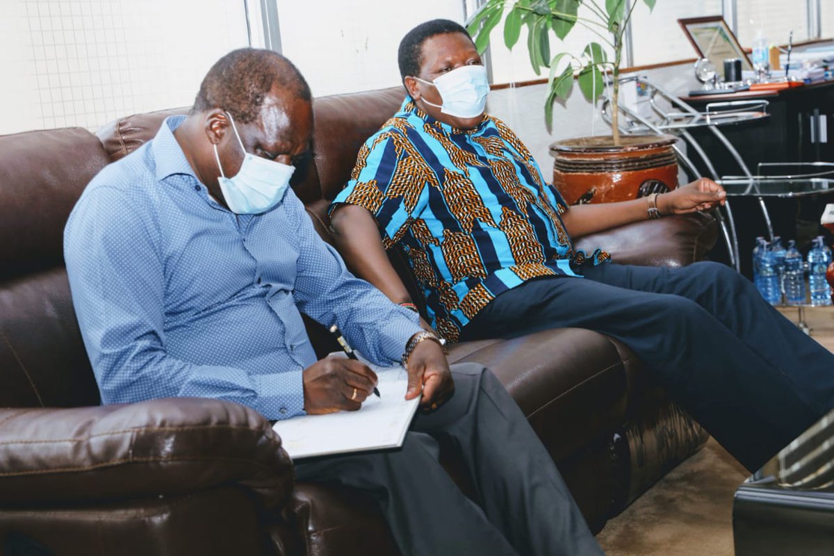 DrOparanya's tweet photo. Together with CS @EugeneLWamalwa and Busia Governor H.E @GovOjaamong
we paid our Kisumu counterpart H.E Prof @AnyangNyongo a courtesy visit in his office where he briefed us on efforts and measures put in place to combat Covid-19 in the county. https://t.co/AwO13u9pVa