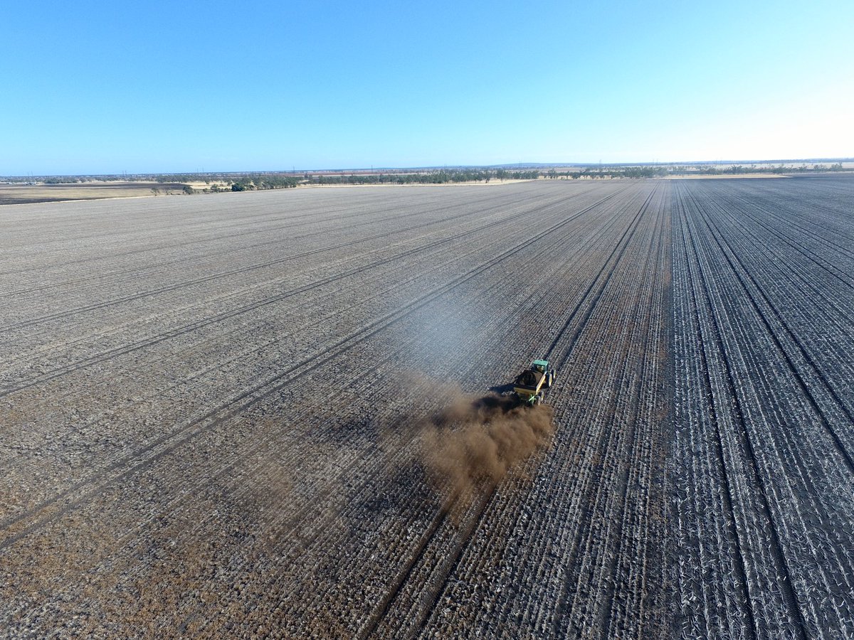 Jimbour Plains on a clear blue day 👌. Out doing some contract Spreading. At 10T/Ha and 15Km/h This setup can get your fertiliser down in a hurry!!!! Give me a call on 0409080409 if you are looking at spreading any of your fertilisers for the upcoming Summer. Will travel into NSW