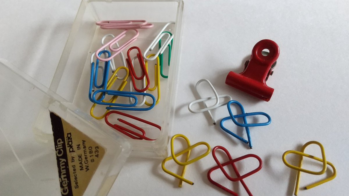 花 花 A Twitter 昭和の カラークリップ 小学校で流行ってたカラークリップ 近所の文房具屋さんで買ってハート型にして使います 指で弾いて飛ばしたりもしました 今改めてみるとソニープラザの製品でした 昭和文房具 昭和レトロ ファンシーレトロ