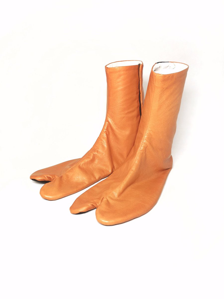 成宮 零 仕事モード ショートブーツ風レザー足袋 丈が長めなんで やり過ぎ6枚こはぜ 普通はありえない長さだけど このありえなさが可愛いよね レザー足袋 Designbucker