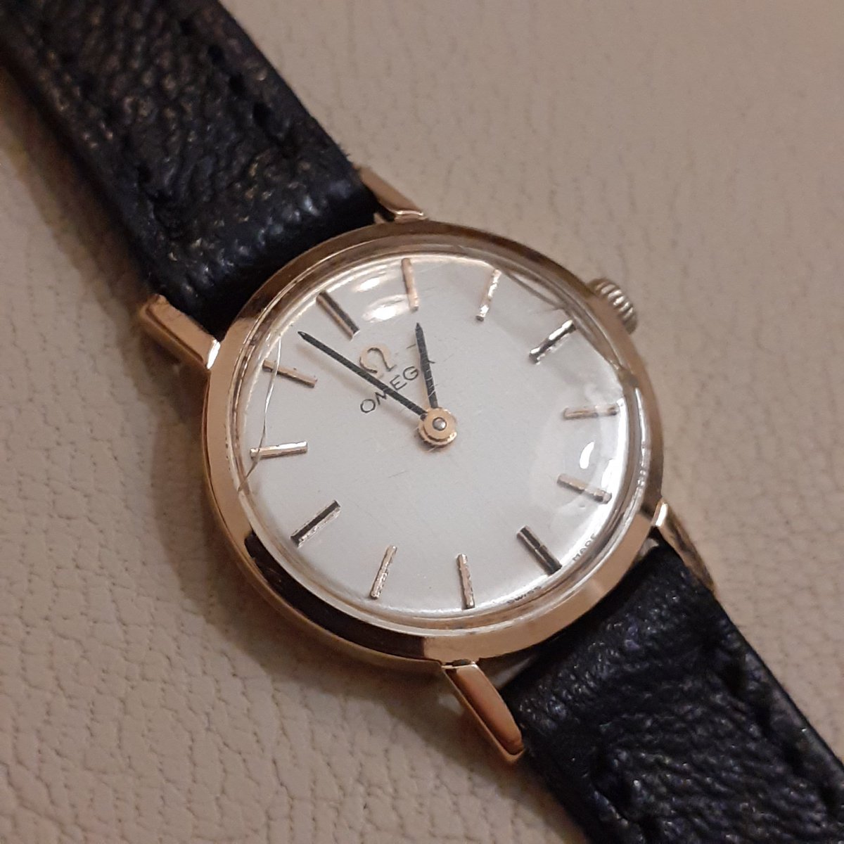Montecassiano's tweet photo. Hermoso reloj de @omegawatches de dama con caja nacional de oro 18k. Calibre 620. Disponible en nuestra tienda Online:
https://t.co/gKWV5CZ4q3 https://t.co/eKm2DXylek