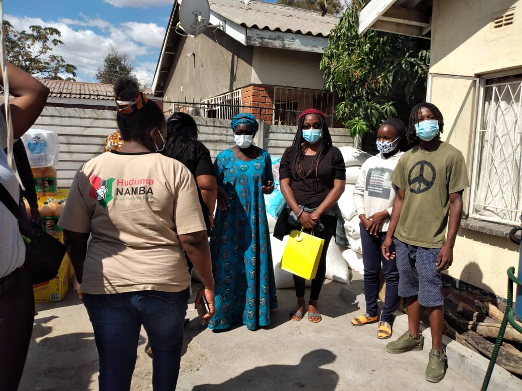 Semalho's tweet image. Day 53 (yesterday)

Porridge: 850
Supper:1350

Served Sadza and Soya Chunks

Had an eventful day and a visit from the Kenyan Ambassador to Zimbabwe, Lucy Chelimo who brought a donation in partnership CMMYT and Hand of Hope.

Special thanks to Cuvred Tobacco too.