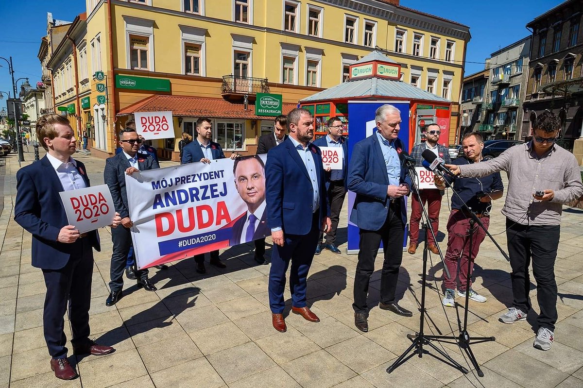 Jaroslaw_Gowin's tweet photo. Wynik rywalizacji prezydenckiej może rozstrzygnąć się w takich miastach jak Tarnów, Bochnia czy Brzesko, gdzie dziś z posłem @Stan_Bukowiec przekonujemy do oddania głosu na @AndrzejDuda. https://t.co/gem2x6CIjA