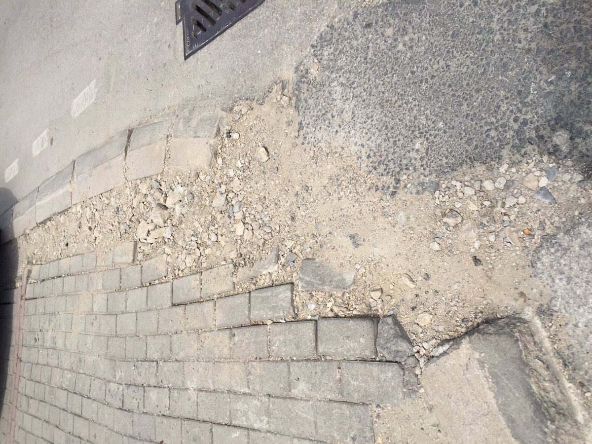 Ankarayolu Gürsu kavşağı Karapınar mahalle girişi ana cadde üstünde 15 gün önceki sokağa çıkma yasağında kablo döşeme yapılmış kaldırım bozulmuş ve öylece bırakılmıştır.
Sökülen parke taşlarıda kayıptır.
<a href="/Alinuraktas70/">Alinur AKTAŞ</a> <a href="/oktayyilmaz16/">Oktay Yılmaz</a>