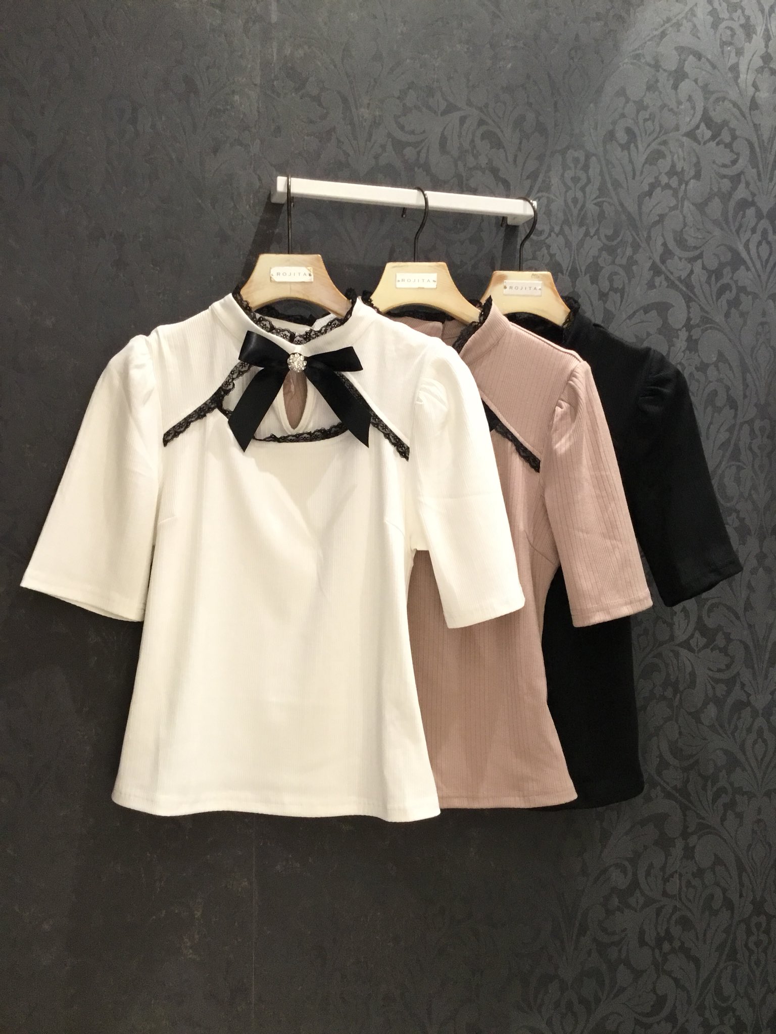 Twitter এ Rojita New Arrival スタンドカラー胸開きテレコトップス Wh Pk Bk 4 900 Tax 少しセクシーな胸開きのデザイン リボンのブローチが付いていてラブリーさもプラスされます Rojita ロジータ T Co Olqgbph3de ট ইট র