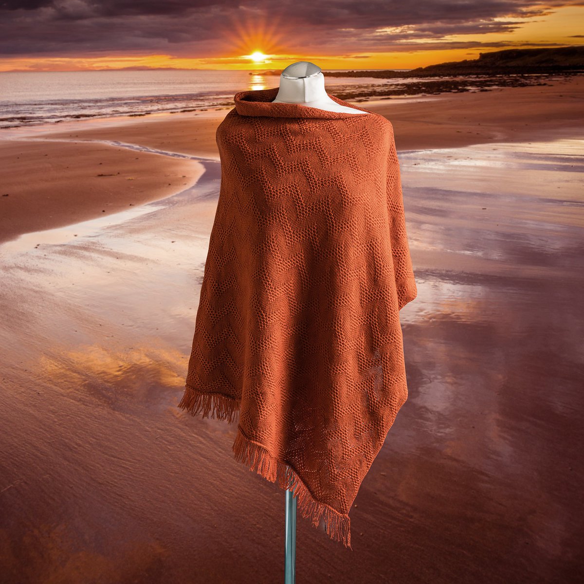 It's a grey day here today, so a splash of sunshine with my Seashore textured waves poncho. Knitted with British Merino Wool, so lovely and soft on the skin. #shopindie bit.ly/2z9bs7Y

#ukgifthour #ukgiftam #crafturday #poncho #merino #womenswear #fashionstyle #Orange